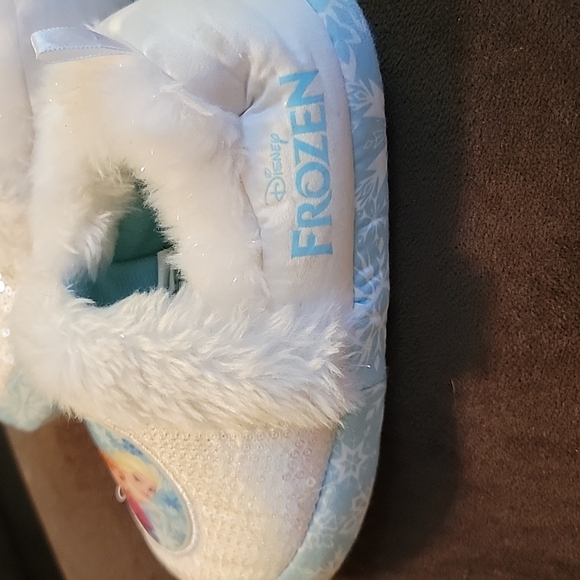 Disney's Frozen Girls Slippers - Picture 3 of 8